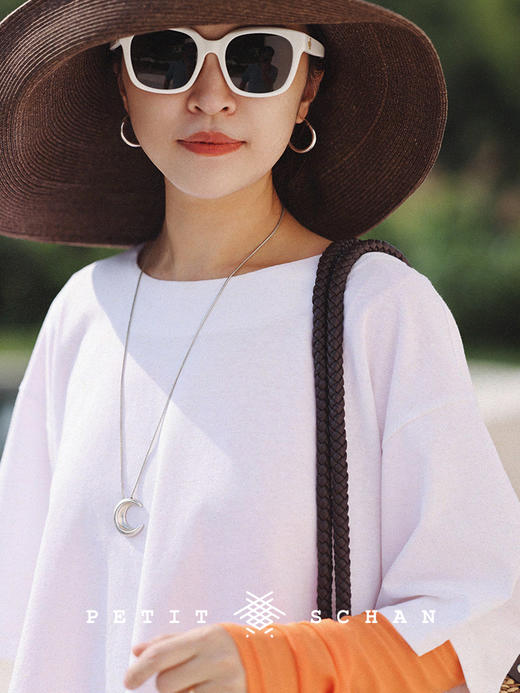 PETIT SCHAN小闪  CLO#289 Black Or White 非黑即白 棉麻天然透气侧开叉圆领短袖宽松款T恤 商品图2