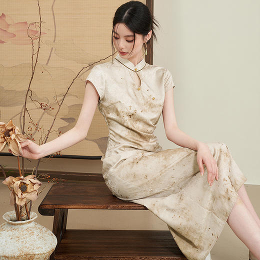 西遇新中式旗袍裙女新款复古水滴领晕染提花古风连衣裙11531693 商品图3