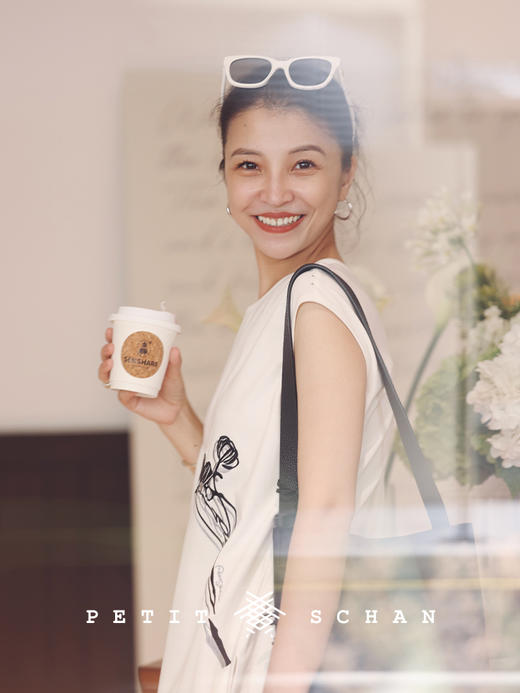 PETIT SCHAN小闪  CLO#303 Buy flowers herself 给自己买花儿 侧开叉中长款花影刺绣无袖T恤 商品图3