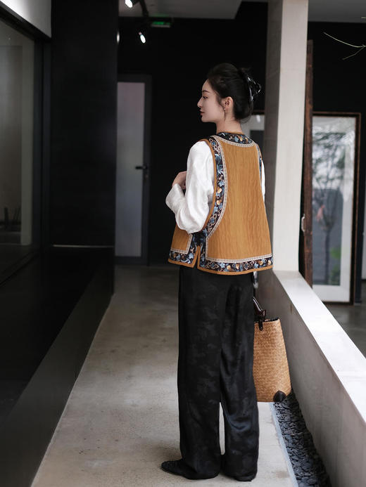 盛唐牡丹 |高货限量款/手绣系列:如意杏黄底香云纱手绣琵琶襟女坎肩 (特价) 商品图3