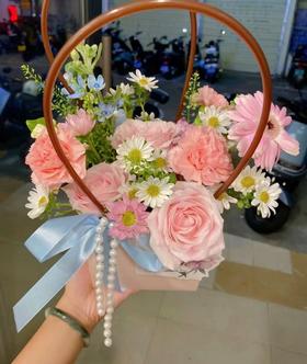 手拎小清晰花篮
