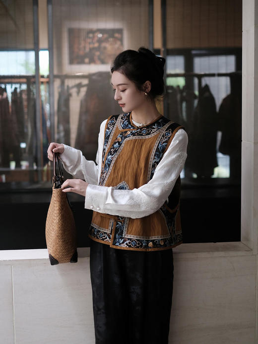 盛唐牡丹 |高货限量款/手绣系列:如意杏黄底香云纱手绣琵琶襟女坎肩 (特价) 商品图14