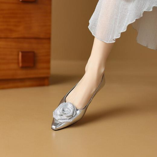 【预售5天】尖头浅口气质单鞋，法式单鞋花朵银色性感晚宴婚鞋HCYYHD&5184 商品图3