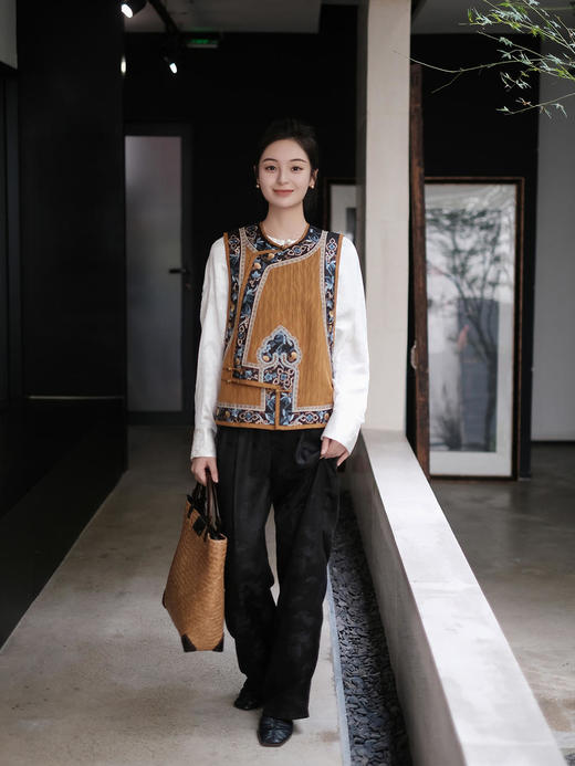 盛唐牡丹 |高货限量款/手绣系列:如意杏黄底香云纱手绣琵琶襟女坎肩 (特价) 商品图1