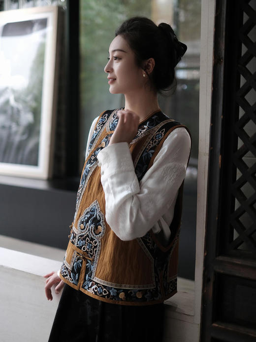 盛唐牡丹 |高货限量款/手绣系列:如意杏黄底香云纱手绣琵琶襟女坎肩 (特价) 商品图10