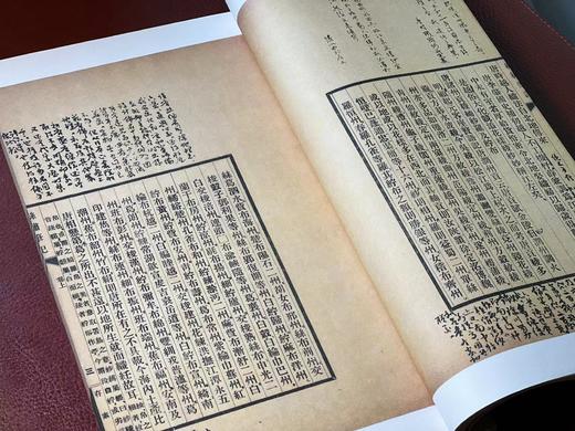 《沈从文批注丝绣笔记》，朱启钤著，沈从文等批注，线装，一函三册，北京联合出版公司2022年11月一版一印。定价1980，售价1089元。仅供7套。 商品图7