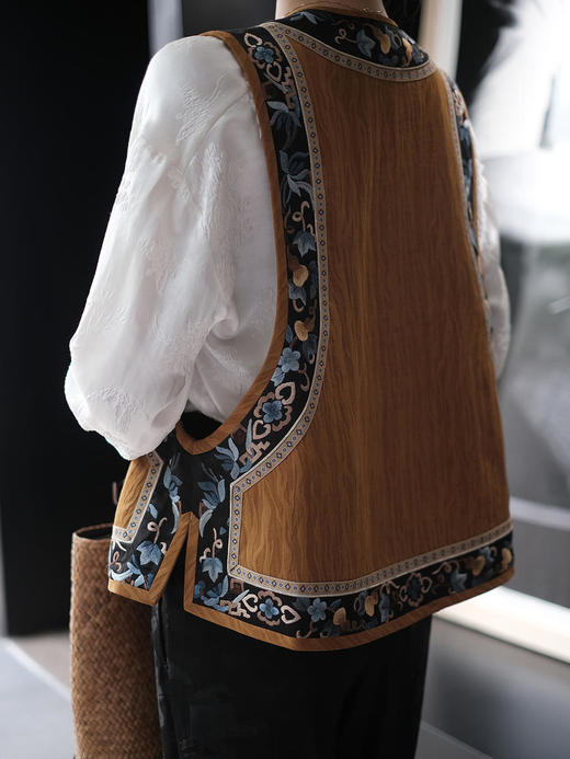 盛唐牡丹 |高货限量款/手绣系列:如意杏黄底香云纱手绣琵琶襟女坎肩 (特价) 商品图13