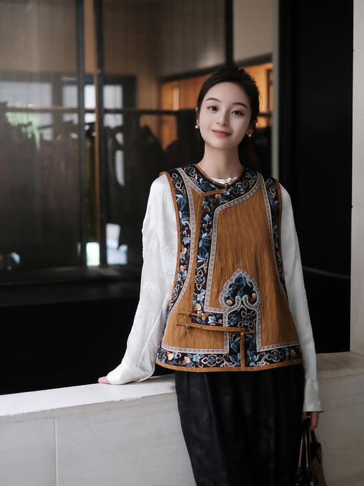 盛唐牡丹 |高货限量款/手绣系列:如意杏黄底香云纱手绣琵琶襟女坎肩 (特价) 商品图0