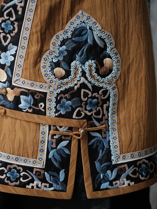 盛唐牡丹 |高货限量款/手绣系列:如意杏黄底香云纱手绣琵琶襟女坎肩 (特价) 商品图6