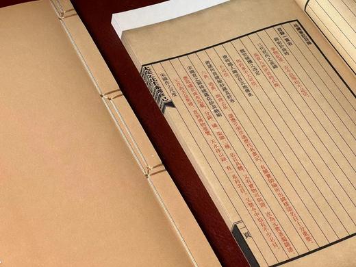 《沈从文批注丝绣笔记》，朱启钤著，沈从文等批注，线装，一函三册，北京联合出版公司2022年11月一版一印。定价1980，售价1089元。仅供7套。 商品图13