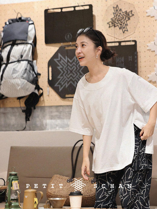 PETIT SCHAN小闪  CLO#289 Black Or White 非黑即白 棉麻天然透气侧开叉圆领短袖宽松款T恤 商品图4