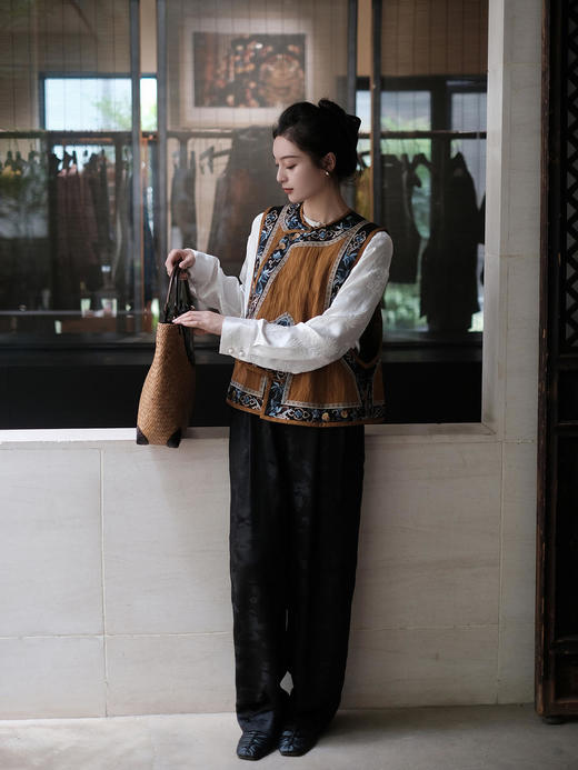 盛唐牡丹 |高货限量款/手绣系列:如意杏黄底香云纱手绣琵琶襟女坎肩 (特价) 商品图7