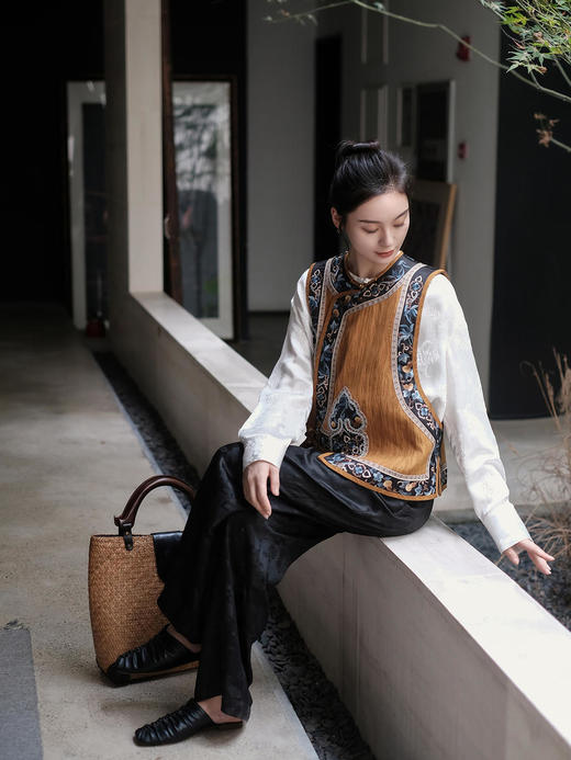 盛唐牡丹 |高货限量款/手绣系列:如意杏黄底香云纱手绣琵琶襟女坎肩 (特价) 商品图11