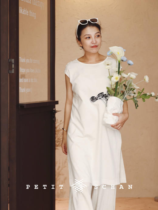 PETIT SCHAN小闪  CLO#303 Buy flowers herself 给自己买花儿 侧开叉中长款花影刺绣无袖T恤 商品图2