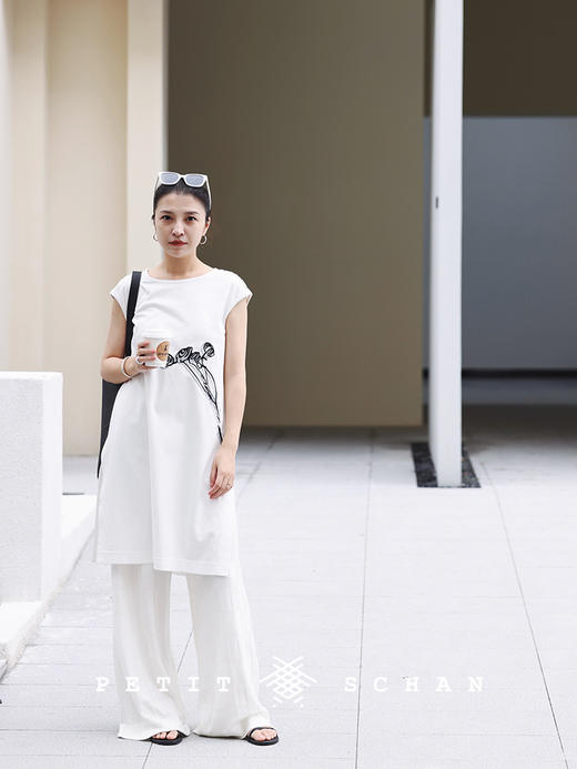 PETIT SCHAN小闪  CLO#303 Buy flowers herself 给自己买花儿 侧开叉中长款花影刺绣无袖T恤 商品图4