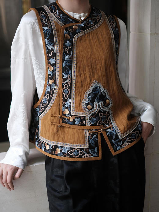 盛唐牡丹 |高货限量款/手绣系列:如意杏黄底香云纱手绣琵琶襟女坎肩 (特价) 商品图2