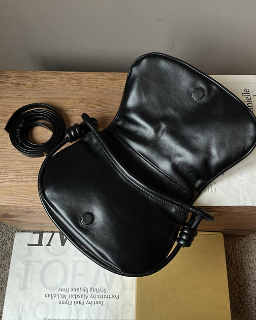 单品包邮 现货 THS 3.9-无 loe家 大牛工厂 paseo闪亮黑色Napa小牛皮挎包 CQ1307 商品图11