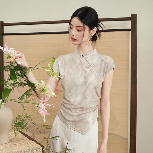 西遇新中式晕染珍珠扣背心女新款设计感褶皱收腰打底衫D0040965 商品图2