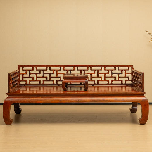 二十世纪 黄花梨曲尺纹罗汉床及炕桌 商品图0