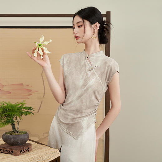 西遇新中式晕染珍珠扣背心女新款设计感褶皱收腰打底衫D0040965 商品图3