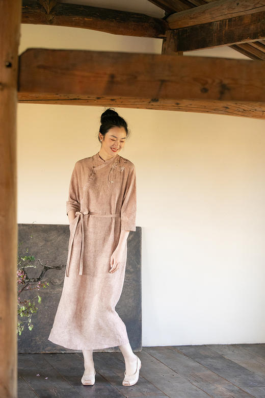 牧衣游原创 柞蚕丝手工刺绣连衣裙炒色古朴东方改良旗袍气质 云闲 商品图5