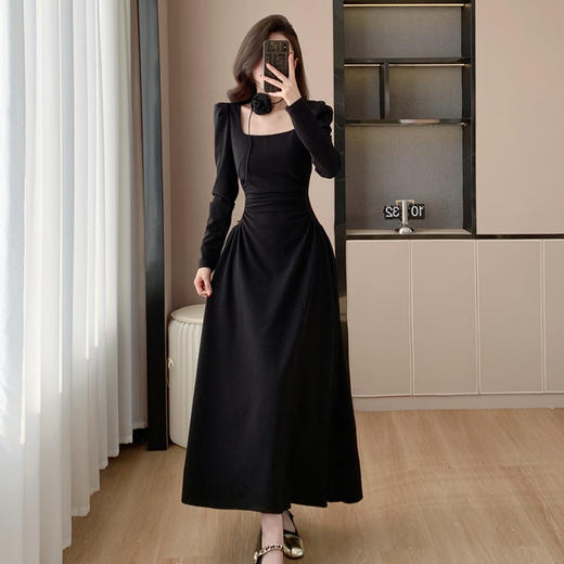 HT-8302实拍春季新款赫本法式显瘦气质小黑裙配玫瑰花项链 商品图0