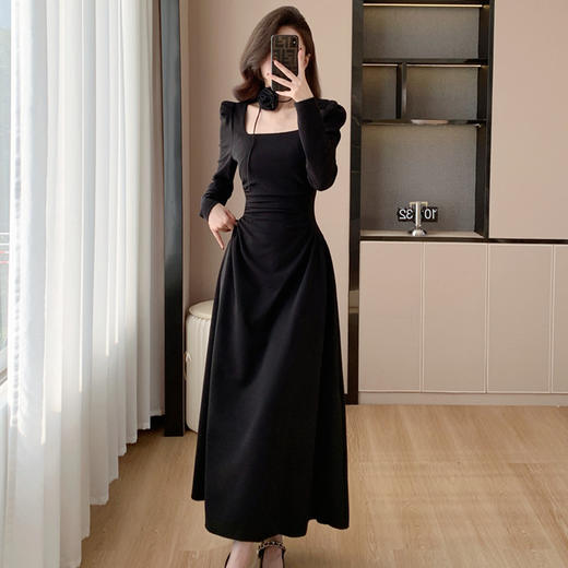 HT-8302实拍春季新款赫本法式显瘦气质小黑裙配玫瑰花项链 商品图2