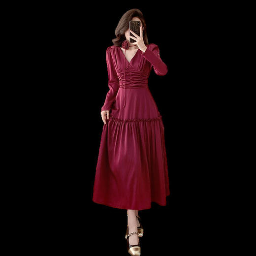 HT-5999实拍2024春季新款缎面女神显瘦气质连衣裙配玫瑰花项链 商品图4