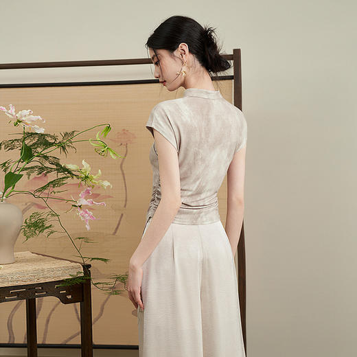 西遇新中式晕染珍珠扣背心女新款设计感褶皱收腰打底衫D0040965 商品图4