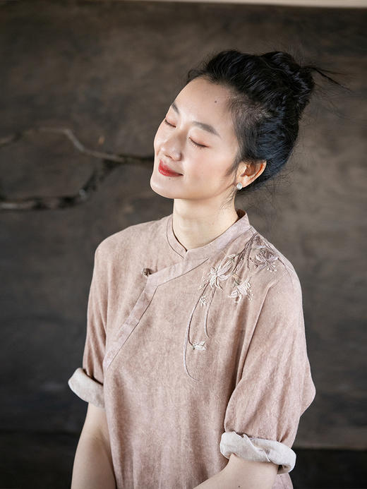 牧衣游原创 柞蚕丝手工刺绣连衣裙炒色古朴东方改良旗袍气质 云闲 商品图3