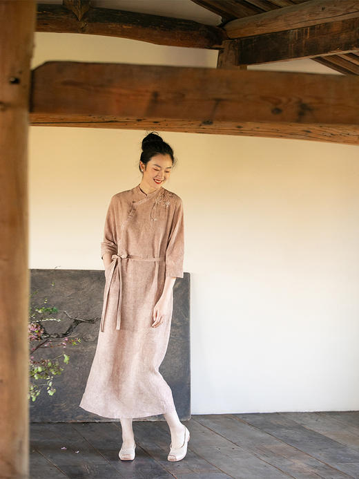 牧衣游原创 柞蚕丝手工刺绣连衣裙炒色古朴东方改良旗袍气质 云闲 商品图0