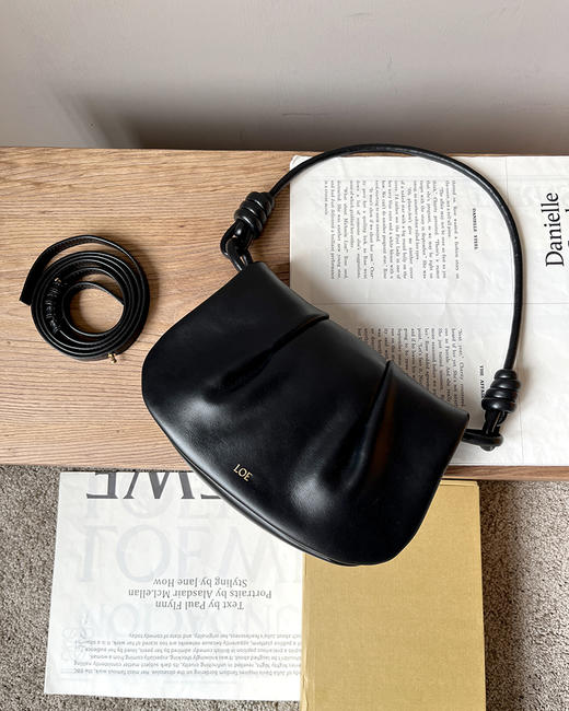 单品包邮 现货 THS 3.9-无 loe家 大牛工厂 paseo闪亮黑色Napa小牛皮挎包 CQ1307 商品图5