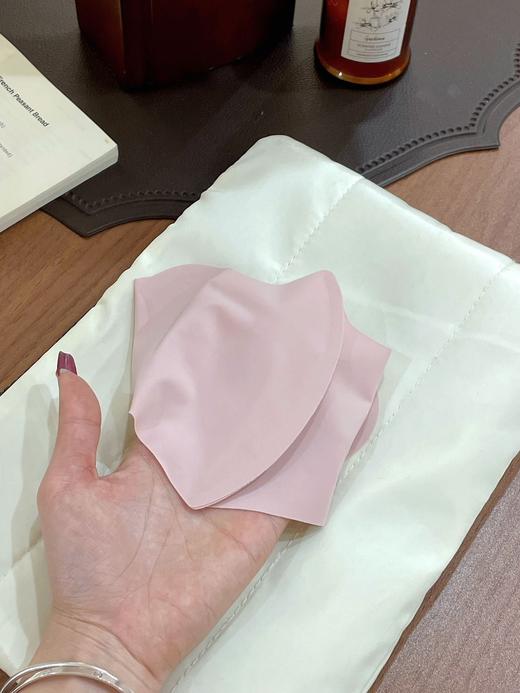 某宝79.9一个! 我们三个19.9！无痕玻尿酸防晒口罩！保湿还防晒太🐮了❗️玻尿酸打入口罩里，好高端！✅薄薄一片立体无痕，自带护眼角👀超修饰脸型的！UPF50+，有效阻隔98%的紫外线！独家新品 商品图9