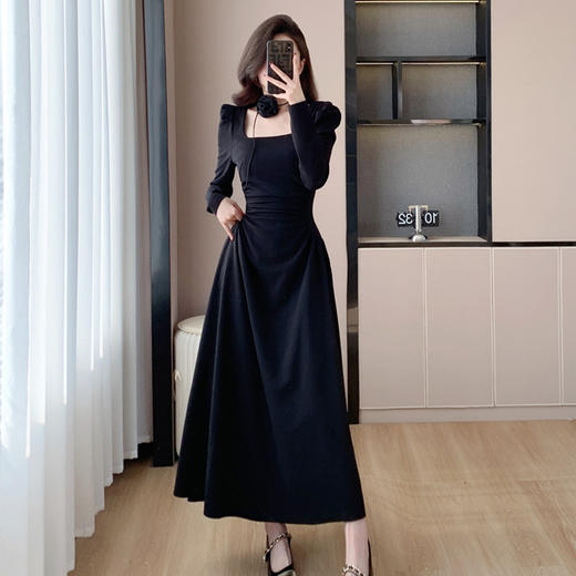 HT-8302实拍春季新款赫本法式显瘦气质小黑裙配玫瑰花项链 商品图3