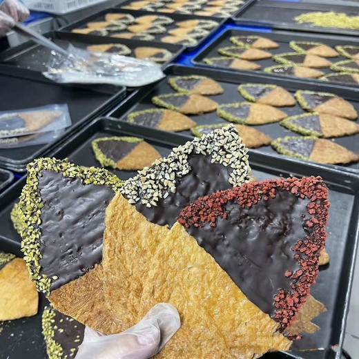 被压扁的可颂~爆火出圈，比脸还大的可颂，韩国网红饼千「被踩扁的可颂」口感酥酥脆脆，随手一拍都是非常上镜！原味、巧克力开心果碎、巧克力草莓味各一盒 商品图2