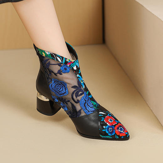 【预售5天】春夏新款，复古民族风刺绣网纱拼接尖头粗跟短靴JJ-224-2 商品图3