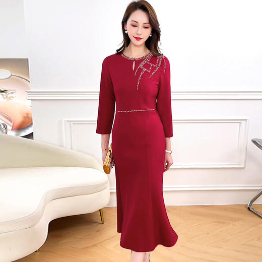 QYMXYKL-DN8908-L 红色优雅修身时尚包臀鱼尾裙2024年春款长款圆领九分袖洋气连衣裙 商品图1