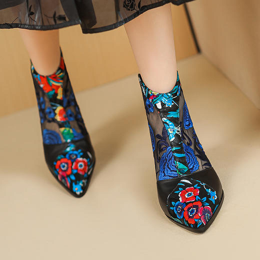 【预售5天】春夏新款，复古民族风刺绣网纱拼接尖头粗跟短靴JJ-224-2 商品图2