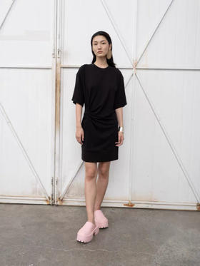 纽结收腰连衣裙