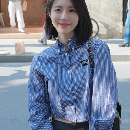 AUChris陈乔恩董洁同款 竖条纹拼接刺绣字母休闲百搭短款衬衫ACXMJ3383[福利品] 商品图1