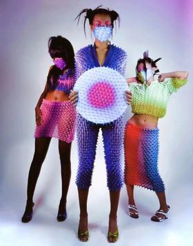 圣马丁设计师的“榴莲女孩”