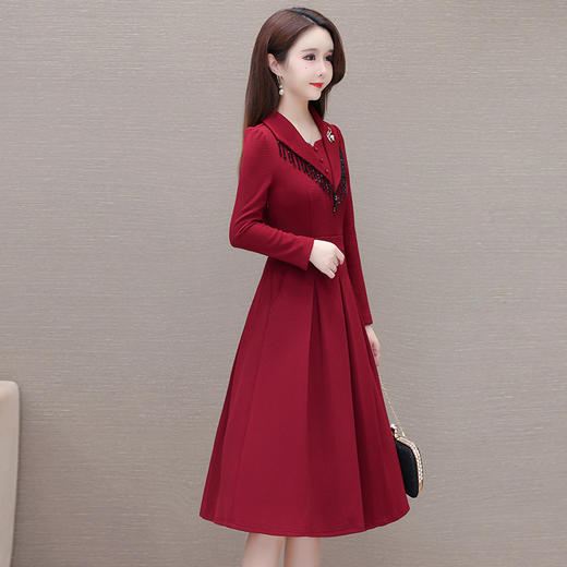 QYM-28033时尚洋气连衣裙女2024年春季新款红色高腰口袋中长款百褶裙 商品图1
