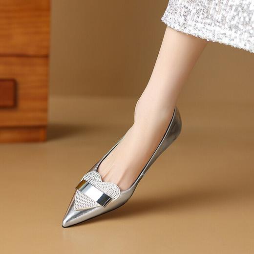 【预售5天】水钻爱心设计感韩版名媛单鞋女春季新款镂空尖头单鞋HCYYHD&5201 商品图3