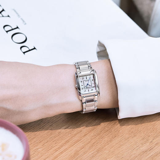 西铁城/CITIZEN光动能时尚贝母小方盘女士腕表EW5600-87D 商品图7
