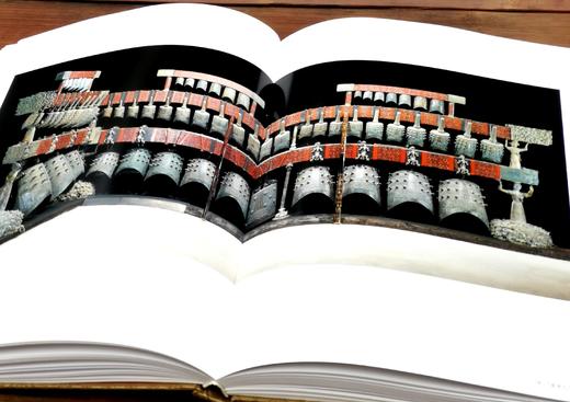 绝版图书！！！《湖北省博物馆》，8开巨册，外层纸盒，内层布盒，锦面精装，株式会社讲谈社、文物出版社1994年版，定价460，售价368品相9成。 商品图11