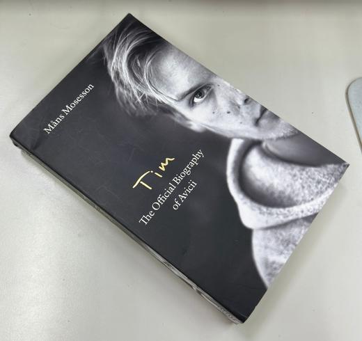 微瑕 Avicii A神官方传记 艾维奇 DJ 平装 英文原版 Tim – The Official Biography of Avicii 音乐制作人 电子音乐 Tim Bergling 商品图1