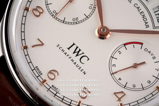 ZF新品隆重登场——万国葡萄牙系列年历腕表，集时分针、日期、星期、月份和动显于一身。正所谓功能卓越，大器晚成，有请各路表友品鉴支持。 商品图13