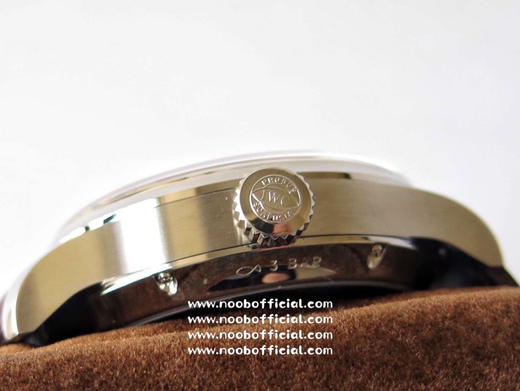 ZF新品隆重登场——万国葡萄牙系列年历腕表，集时分针、日期、星期、月份和动显于一身。正所谓功能卓越，大器晚成，有请各路表友品鉴支持。 商品图4