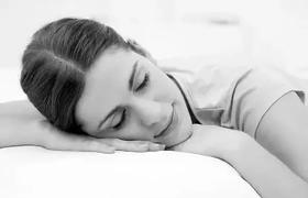  这样睡觉，胜过每天走一万步！ 