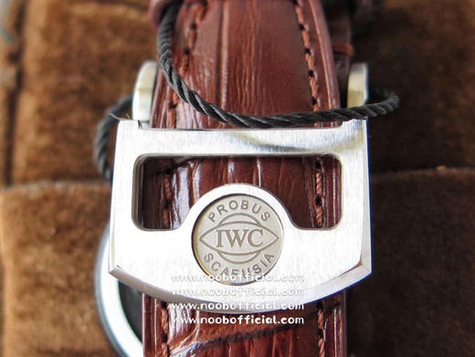 ZF新品隆重登场——万国葡萄牙系列年历腕表，集时分针、日期、星期、月份和动显于一身。正所谓功能卓越，大器晚成，有请各路表友品鉴支持。 商品图7